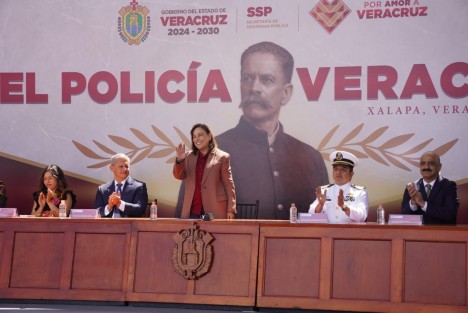 En el marco del Día del Policía Veracruzano, la gobernadora Rocío Nahle García anunció el fortalecimiento a la seguridad pública con un paquete que incluye la adquisición de cuatro helicópteros —dos que llegarán este año y dos más en 2027— y la incorporación de 82 nuevas patrullas.