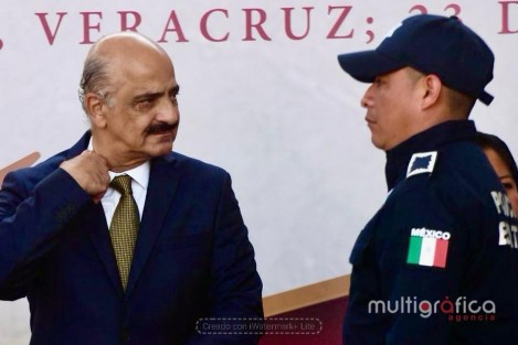 En el marco del Día del Policía Veracruzano, la gobernadora Rocío Nahle García anunció el fortalecimiento a la seguridad pública con un paquete que incluye la adquisición de cuatro helicópteros —dos que llegarán este año y dos más en 2027— y la incorporación de 82 nuevas patrullas.