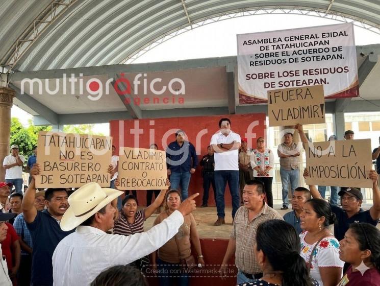 Entre abucheos y presión social, Tatahuicapan de Juárez frena acuerdo de basura impulsado por Vladimir González