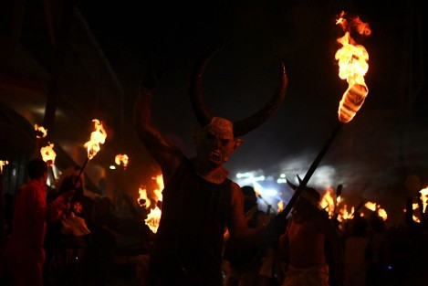 Inicia carnaval de Tuzamapan con quema del mal humor