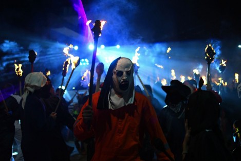 Inicia carnaval de Tuzamapan con quema del mal humor