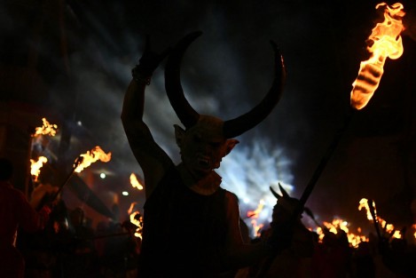 Inicia carnaval de Tuzamapan con quema del mal humor