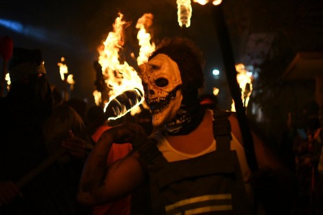 Inicia carnaval de Tuzamapan con quema del mal humor