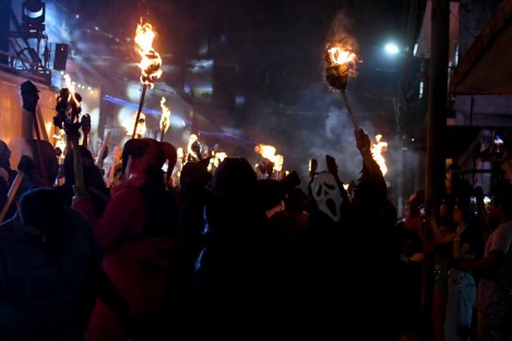 Inicia carnaval de Tuzamapan con quema del mal humor