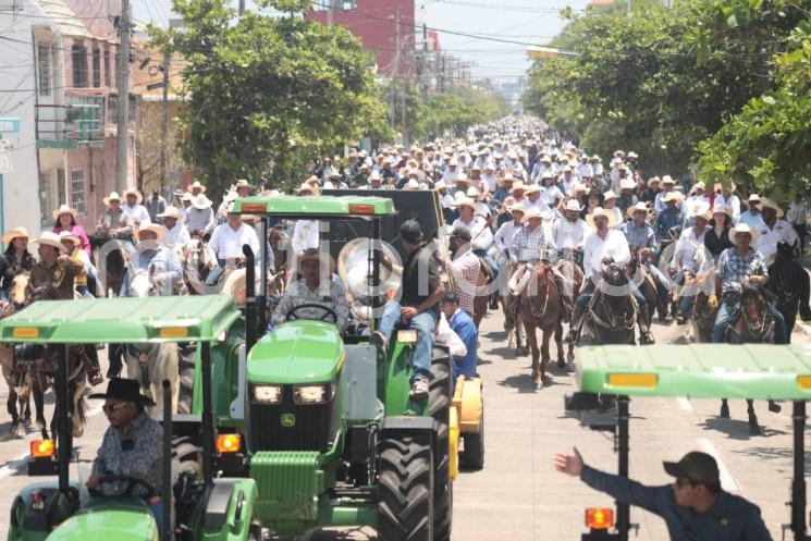 Cabalgata reúne a 3 mil jinetes y caballos en el cierre del Congreso del Caballo 