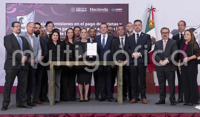 CSP firma acuerdo para reducir comisiones en pagos de gasolina y diésel con tarjetas y vales

“Decirle al pueblo de México, a la gente que estamos trabajando para que no aumente el precio de los combustibles y al contrario para ver cómo podemos reducirlo más todavía”, señaló

Con el acuerdo, la comisión por aceptar pagos con Tarjeta de Débito se reduce en un 0.45% de cada transacción; con Tarjeta de Crédito en 1% de cada transacción y en vales en 1.10 pesos
 
