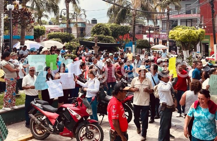 Habitantes de Yecuatla se manifiestan en palacio municipal para exigir la destitución de síndica y regidora del ayuntamiento 