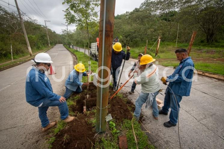 Personal de Alumbrado Público trabaja en restablecer luminarias en el fraccionamiento Las Fuentes 