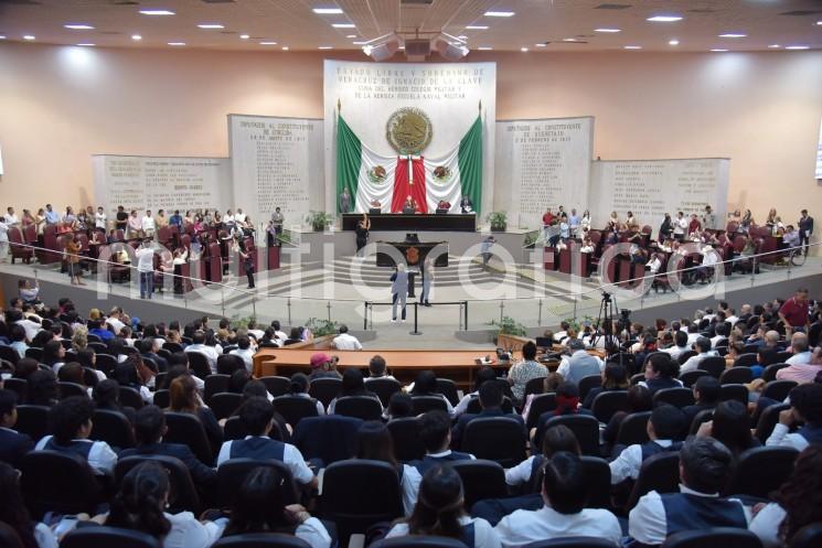 Autoriza Congreso al Poder Ejecutivo la enajenación de aeronaves
 
Se da anuencia al Gobierno estatal para que subaste 3 aviones, 6 helicópteros y seis unidades vehiculares, así como la donación de 171 bienes para el patronato de Bomberos de Xalapa.