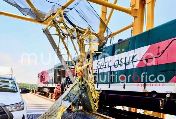 Trabajador resulta ileso tras caída de andamio en el puente Coatzacoalcos; tren impacta estructura