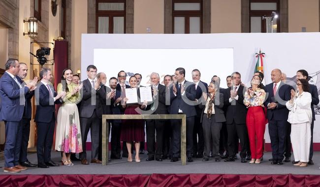 Plan México: Presidenta Claudia Sheinbaum firma Acuerdo histórico para el Fomento de la Industria Siderúrgica Mexicana

Es esencialmente que lo que compra el gobierno con relación al acero, sea acero mexicano o producido en México, explicó