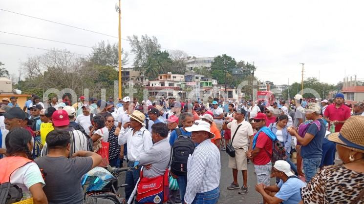 Pescadores afectados por el derrame bloquean el puente Tuxpan; exigen pago de apoyos económicos