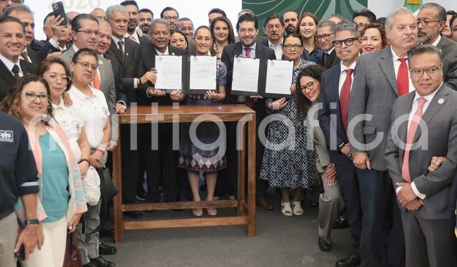 la Presidenta de México, Claudia Sheinbaum Pardo, afirmó que la primavera laboral llegó para quedarse, por ello, anunció un acuerdo para que todas y todos los trabajadores del Estado ganen al menos el salario medio del IMSS del 2024 y sus incrementos sean por encima de la inflación; además, firmó el acuerdo constitucional para la implementación gradual de la jornada laboral de 40 horas semanales y para la expedición del Certificado Laboral de Agroexportación, como parte de las acciones para seguir avanzando en los derechos laborales de las y los mexicanos.