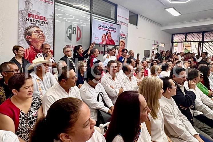 PRI Veracruz conmemora a Fidel Herrera y Rosa Borunda con develación de placa 