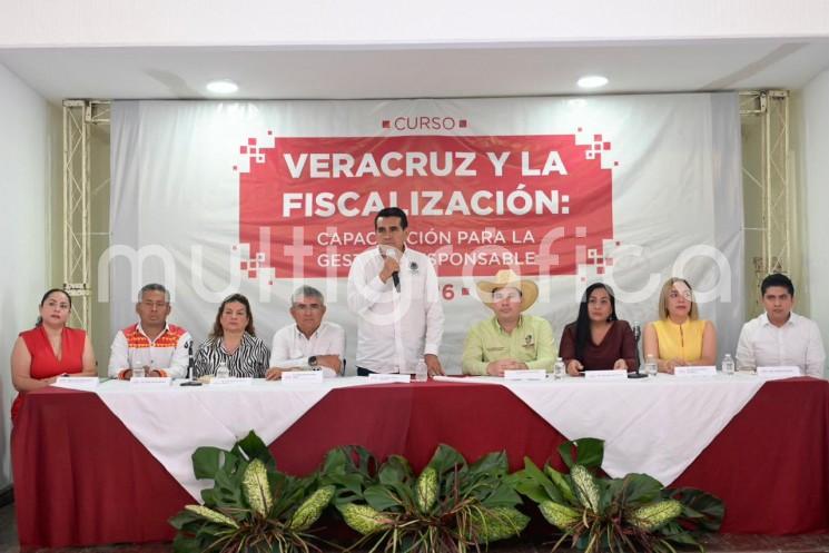 •	Al encabezar las jornadas de capacitación para la gestión responsable 2026 en Santiago Tuxtla, el diputado Esteban Bautista Hernández exhorta a las autoridades municipales a priorizar las obras que el pueblo exige y aplicar máxima transparencia.