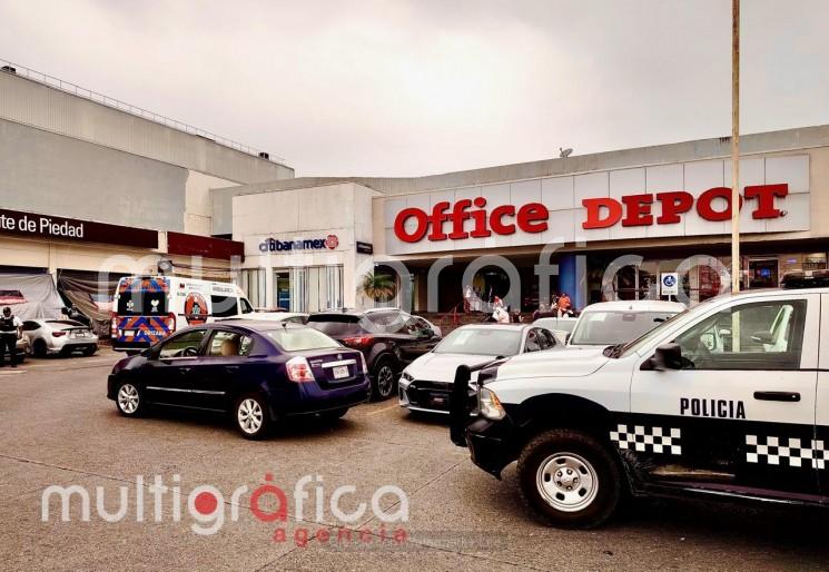 Motociclistas armados asaltan a cuentahabiente tras retiro en Banamex de Orizaba
