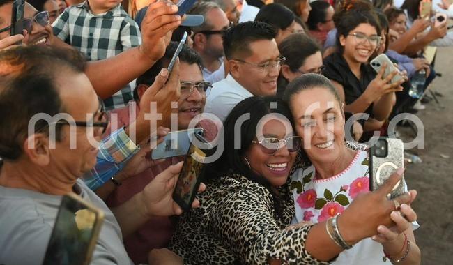Día de las Madres: Presidenta entrega Pensión Mujeres Bienestar que beneficia a 3 millones de mexicanas y en Sonora a 70 mil beneficiarias

Feliz Día de las Mamás a todas, a todas las mamás de Cajeme, de Sonora y de México, expresó
