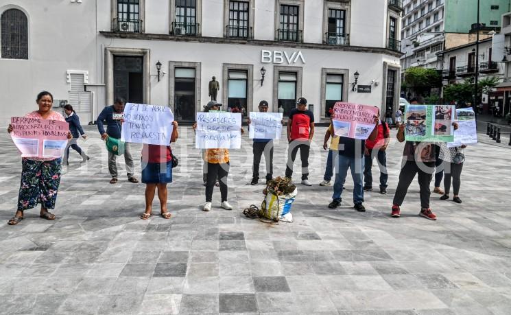 Pescadores de Tonalá, en el municipio de Agua Dulce, regresaron a manifestarse en la Plaza Lerdo después de 15 días. Acusan que las autoridades no han atendido sus peticiones, pese a las promesas que les hicieron.
