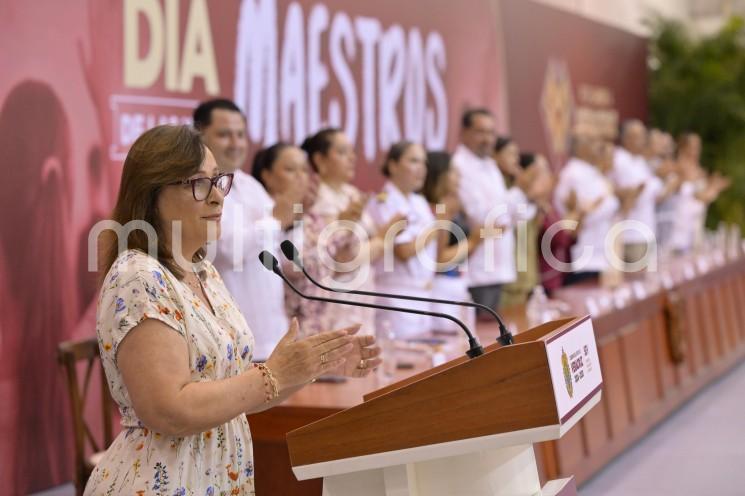 Reconoce Gobernadora al magisterio con aumento salarial y homenaje a su vocación