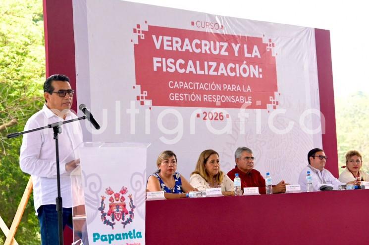 El legislador morenista recordó además sus inicios en la docencia hace 36 años y aseguró que nunca aspiró a lujos.

-Cuando inicié como maestro, lo único a lo que aspiraba era a comprarme un caballito para trasladar mi leña y mi maíz; yo no conozco de yates ni de esas cosas-, expresó.
