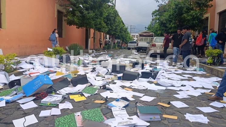 Escala protesta por falta de obras: dañan Palacio Municipal y cierran carretera en Coscomatepec