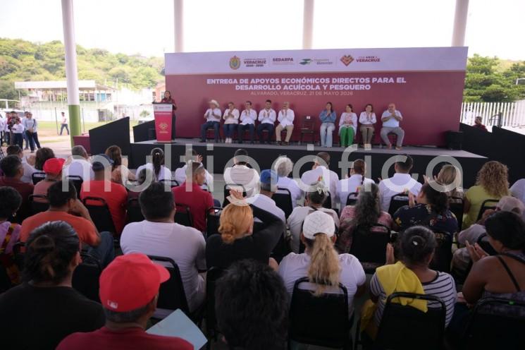 La gobernadora Rocío Nahle García inició en Alvarado la entrega de apoyos económicos directos de 4 mil pesos a pescadores y acuicultores, como complemento al programa federal Bienpesca y en respaldo a las afectaciones ocasionadas por la presencia de hidrocarburos en el Golfo de México.
