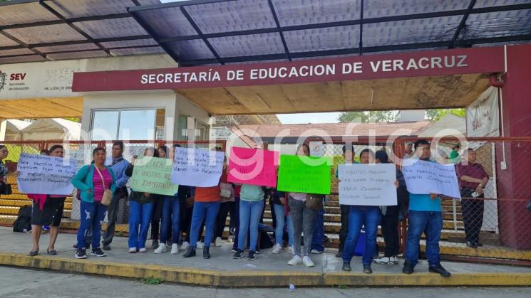 Padres de familia de Escuela Primaria de Altotonga toman oficinas centrales de la SEV