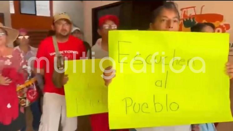 Habitantes de la comunidad de Los Tigres tomaron las instalaciones del Palacio Municipal de Juan Rodríguez Clara para exigir que se respete el resultado de la elección de agente municipal, luego de que un tribunal electoral determinara anular el triunfo de José Luis Demeneghi Castillo.