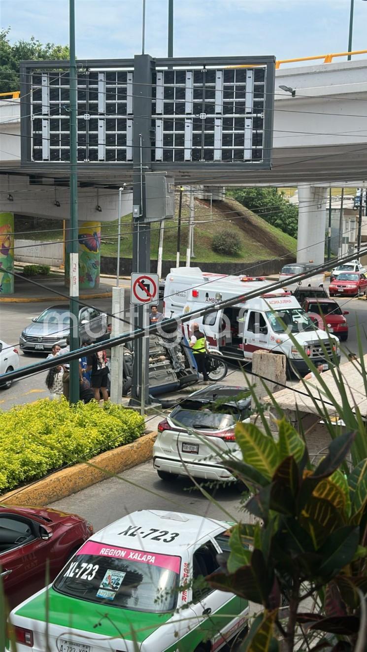 Choque entre dos vehículos termina en volcadura sobre Murillo Vidal