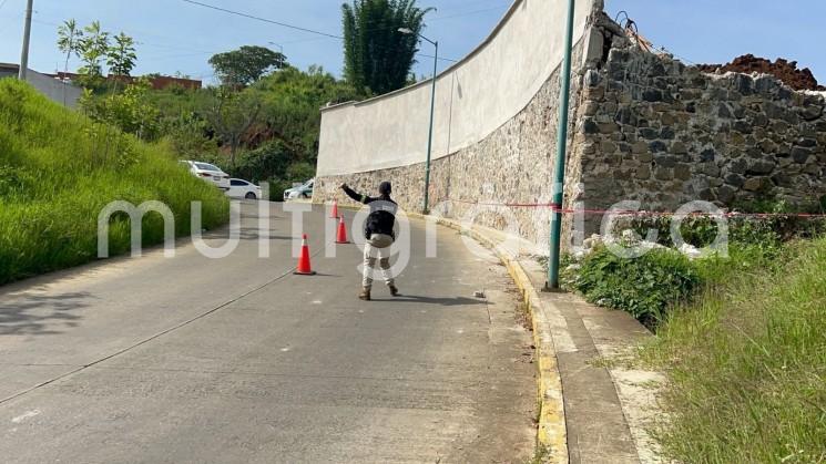 Por muro particular con riesgo de colapso en Las Fuentes, PC Xalapa emitió recomendaciones 