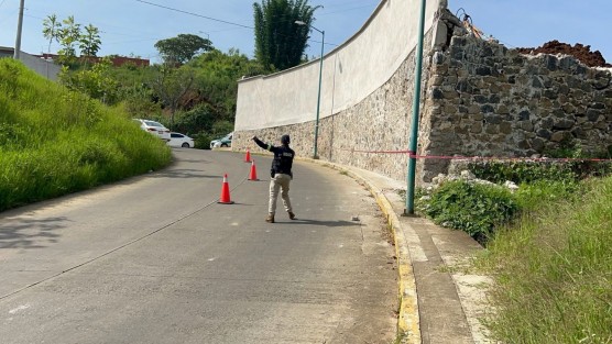 Por muro particular con riesgo de colapso en Las Fuentes, PC Xalapa emitió recomendaciones 