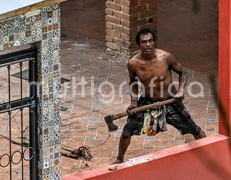 Hombres con hacha y marro generan destrozos en San Marcos, Xico