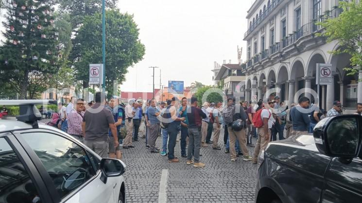 Sindicalizados se manifiestan y bloquean Enríquez frente a palacio municipal, exigen la destitución del titular de CMAS