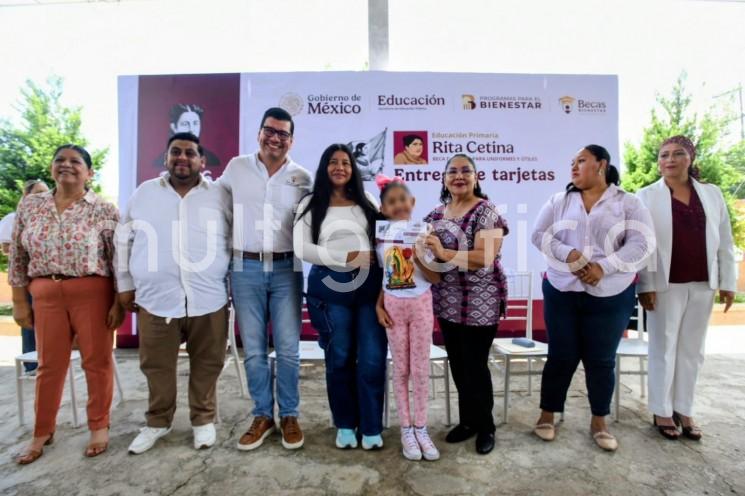 Reciben 738 estudiantes de Xalapa tarjetas Rita Cetina para útiles y uniformes escolares
