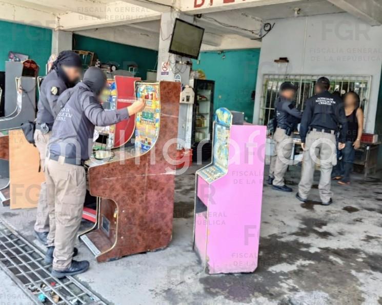 14 máquinas tragamonedas fueron aseguradas durante un cateo en establecimiento en el Puerto de Veracruz

  
