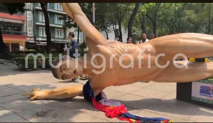 Integrantes de la CNTE derriban figuras del mundial 2026 en paseo de la Reforma 