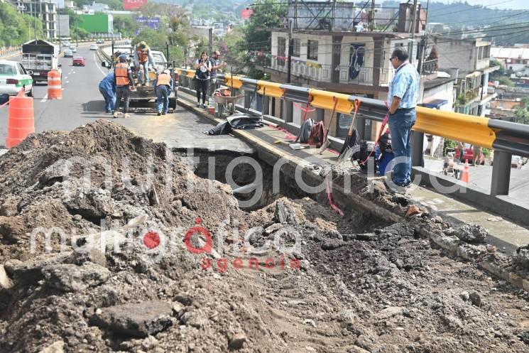 Reaparece socavón en el puente Macuiltépetl tras las lluvias; realizan nuevas reparaciones