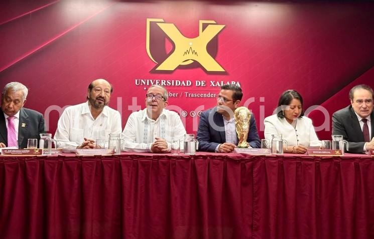 Entre tinta, humor y futbol, Xalapa reúne obras de caricaturistas de 45 países para celebrar la libertad de expresión