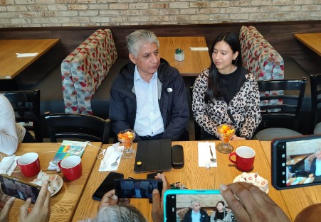 Durante un encuentro con medios en Xalapa, Federico Salomón Molina destacó la importancia de la libertad de expresión, cuestionó la situación de seguridad en Veracruz y afirmó que entrega un PAN fortalecido política y financieramente.
