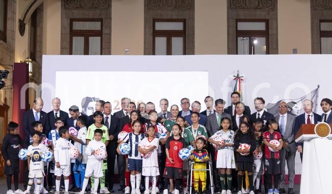 Inicia una etapa distinta del futbol mexicano: CSP; FMF presenta Estrategia Nacional de Formación

La Jefa del Ejecutivo Federal agradeció a la FMF y a todos los clubes de la Primera División por la receptividad a su llamado para promover el futbol desde todos los rincones del país
