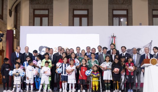 Inicia una etapa distinta del futbol mexicano: CSP; FMF presenta Estrategia Nacional de Formación

La Jefa del Ejecutivo Federal agradeció a la FMF y a todos los clubes de la Primera División por la receptividad a su llamado para promover el futbol desde todos los rincones del país

