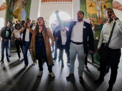 Integrantes del Sindicato Innovador Magisterial Veracruzano (SIMVE) se manifiestan durante la conferencia de prensa de la gobernadora Rocío Nahle García en Palacio de Gobierno la mañana de este lunes 8 de junio, para exigir diálogo directo y atención a demandas laborales y sindicales.
