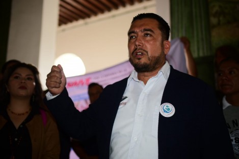 Integrantes del Sindicato Innovador Magisterial Veracruzano (SIMVE) se manifiestan durante la conferencia de prensa de la gobernadora Rocío Nahle García en Palacio de Gobierno la mañana de este lunes 8 de junio, para exigir diálogo directo y atención a demandas laborales y sindicales.
