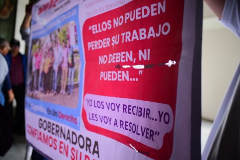 Integrantes del Sindicato Innovador Magisterial Veracruzano (SIMVE) se manifiestan durante la conferencia de prensa de la gobernadora Rocío Nahle García en Palacio de Gobierno la mañana de este lunes 8 de junio, para exigir diálogo directo y atención a demandas laborales y sindicales.
