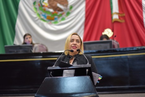 Al hacer uso de la tribuna, la diputada Ingrid Jeny Calderón Domínguez destacó que hablar de autismo no es referirse a cifras o diagnósticos, sino de visibilizar a niñas, niños, adolescentes y adultos que ven el mundo desde una perspectiva única. Asimismo, refirió que implica hablar de familias que enfrentan diariamente batallas silenciosas contra la incomprensión, los prejuicios y la falta de información.

-La inclusión no es un favor, es un derecho. Una sociedad verdaderamente humana no deja a nadie atrás y se mide por la forma en que trata a quienes más necesitan de su apoyo-, subrayó.
