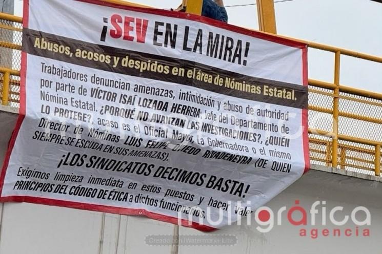 De nuevo aparecen lonas denunciando irregularidades cometidas por funcionarios  en la SEV