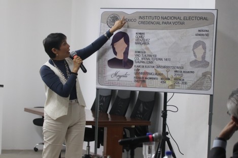 El Instituto Nacional Electoral (INE) presentó en Veracruz el nuevo modelo de la Credencial para Votar, documento que comenzó a producirse a nivel nacional desde el pasado 1 de junio de 2026 y que incorpora nuevas tecnologías de seguridad, mecanismos de validación digital y medidas de inclusión para diversos sectores de la población.