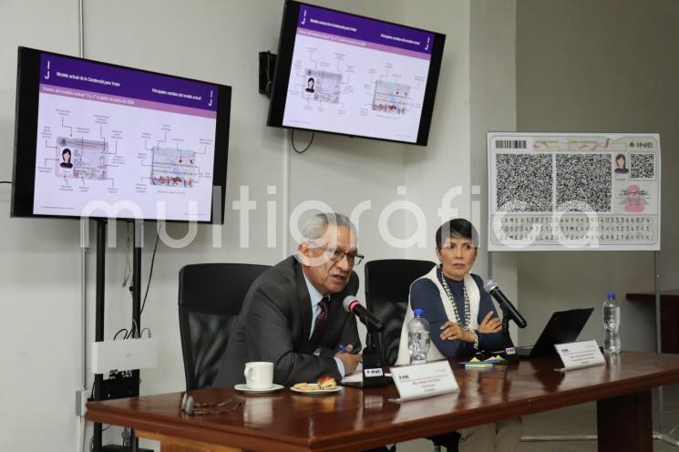 El Instituto Nacional Electoral (INE) presentó en Veracruz el nuevo modelo de la Credencial para Votar, documento que comenzó a producirse a nivel nacional desde el pasado 1 de junio de 2026 y que incorpora nuevas tecnologías de seguridad, mecanismos de validación digital y medidas de inclusión para diversos sectores de la población.