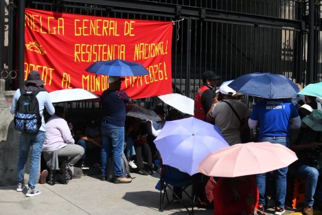 Integrantes de la Coordinadora Nacional de Trabajadores de la Educación (CNTE) permanecen este miércoles en las inmediaciones de la Secretaría de Gobernación (SEGOB), donde dirigentes del magisterio sostienen una mesa de negociación con autoridades federales para abordar demandas como la derogación de la Ley del ISSSTE de 2007, cambios al sistema de pensiones y mejoras laborales.