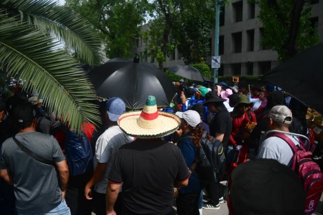 Integrantes de la Coordinadora Nacional de Trabajadores de la Educación (CNTE) permanecen este miércoles en las inmediaciones de la Secretaría de Gobernación (SEGOB), donde dirigentes del magisterio sostienen una mesa de negociación con autoridades federales para abordar demandas como la derogación de la Ley del ISSSTE de 2007, cambios al sistema de pensiones y mejoras laborales.